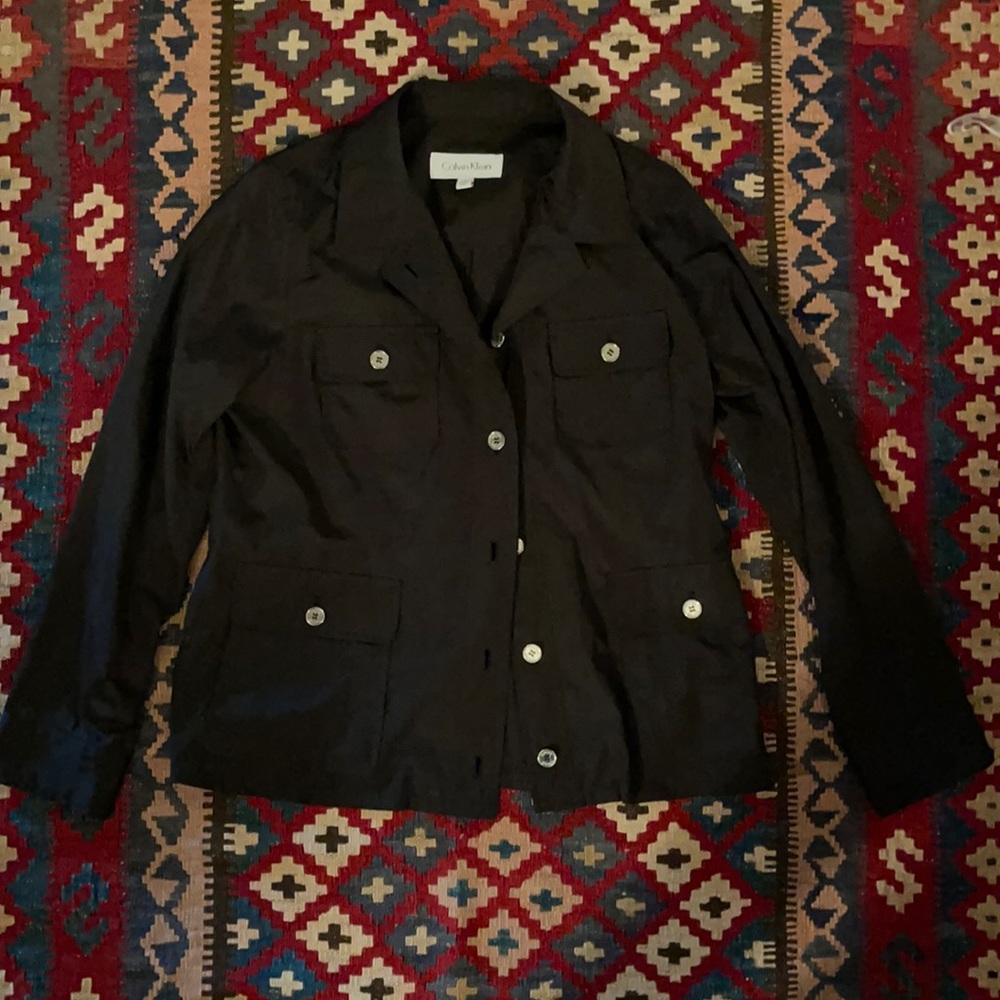 NWOT Very stylish Jacket pocket top and bottom has a draw string inside.